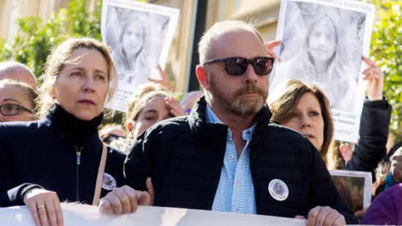 Los padres de Marta del Castillo, en la manifestaci&oacute;n convocada por la familia para pedir la repetici&oacute;n del juicio por el asesinato de la joven en Sevilla, 2019. / RA&Uacute;L CARO / EFE