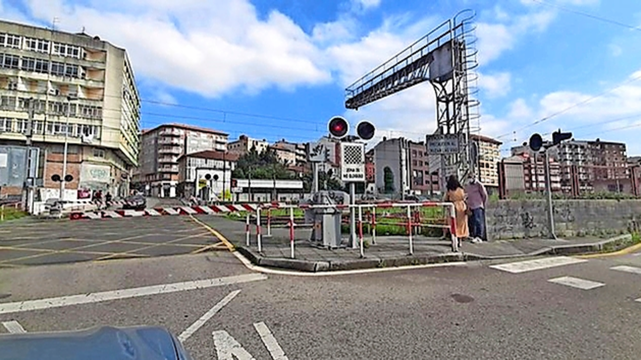 Paso a nivel ferroviario en la ciudad que divide el centro. / alerta
