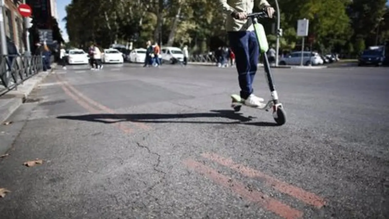Un joven circula con un patinete el&eacute;ctrico. EUROPA PRESS