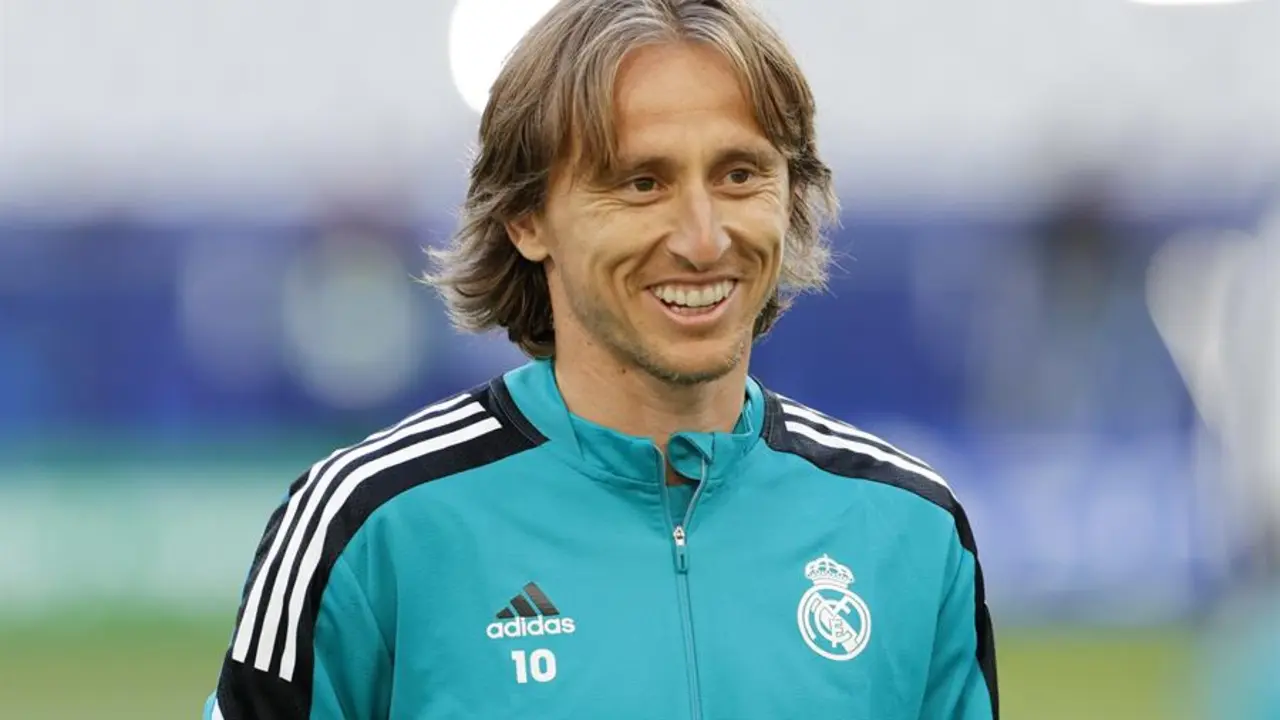 Luka Modric del Real Madrid asiste a la sesi&oacute;n de entrenamiento del equipo en el Stade de France en Saint-Denis, cerca de Par&iacute;s, Francia, 27 de mayo de 2022. El Real Madrid se enfrentar&aacute; al Liverpool FC en la final de la Liga de Campeones el 28 de mayo de 2022. (Liga de Campeones, Francia) EFE/EPA/YOAN VALAT