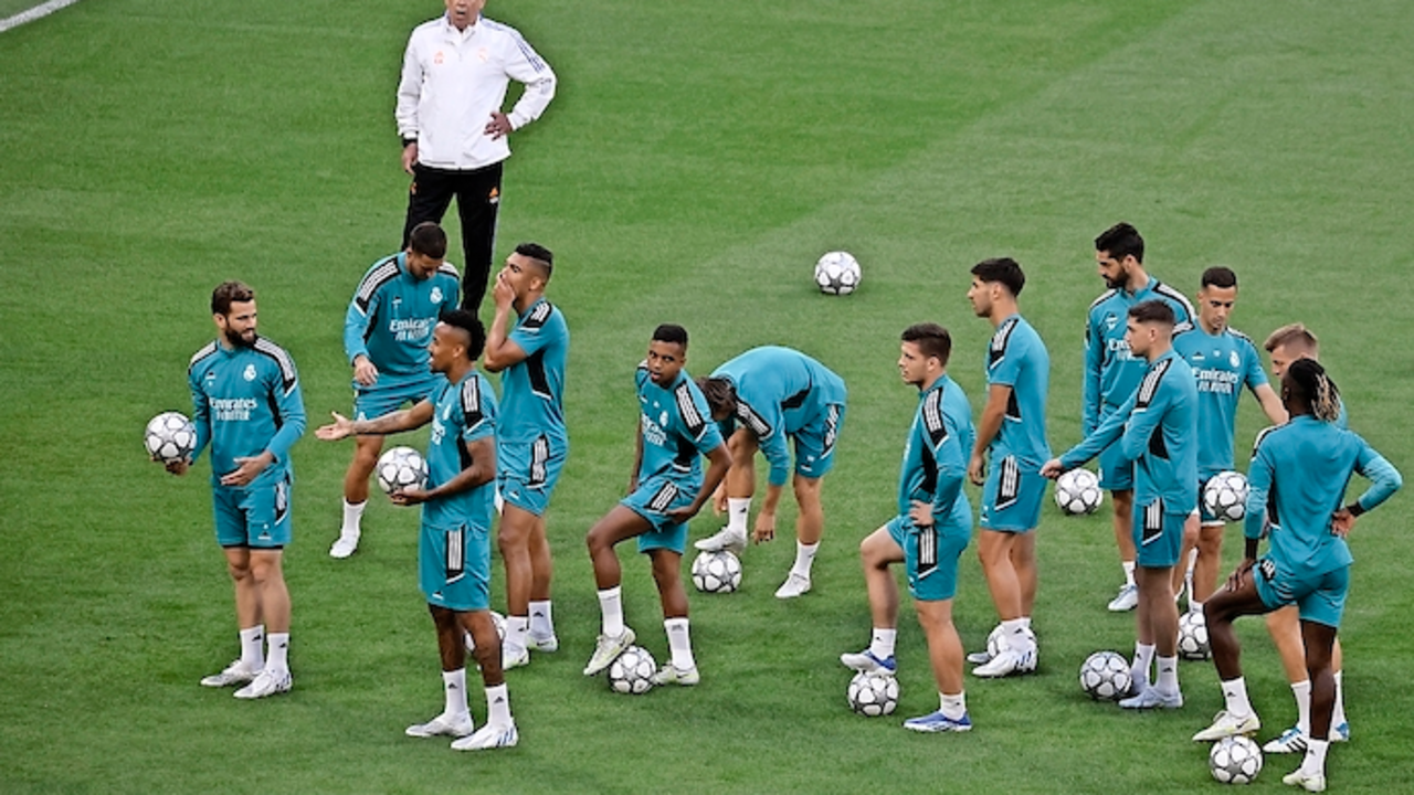 PARIS, 27/05/2022.- El entrenador italiano del Real Madrid, Carlo Ancelotti, dirige el entrenamiento que el equipo lleva a cabo este viernes en el estadio parisino de Saint-Denis, en el que ma??ana disputar??n la final de la Liga de Campeones ante el Liverpool. EFE/Juanjo Mart??n