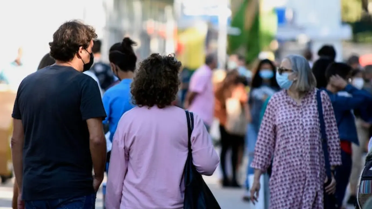 Varias personas por Madrid. R. Zubelzu