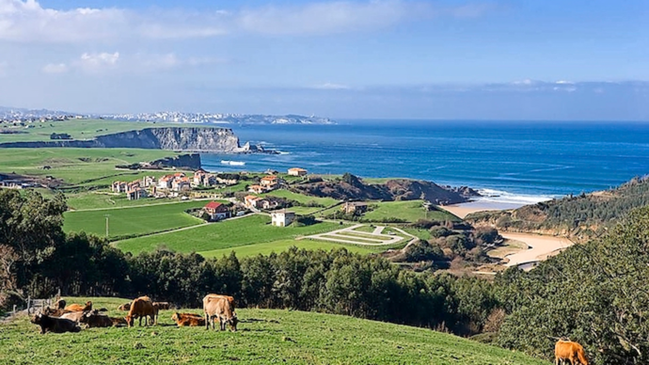Vista panor&aacute;mica de la costa de Galizano. / ALERTA
