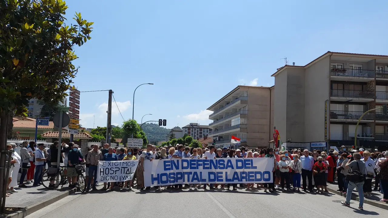 La manifestaci&oacute;n ha discurrido entre la calle Rep&uacute;blica de Colombia y el centro sanitario en un ambiente de reivindicaci&oacute;n. / ALERTA