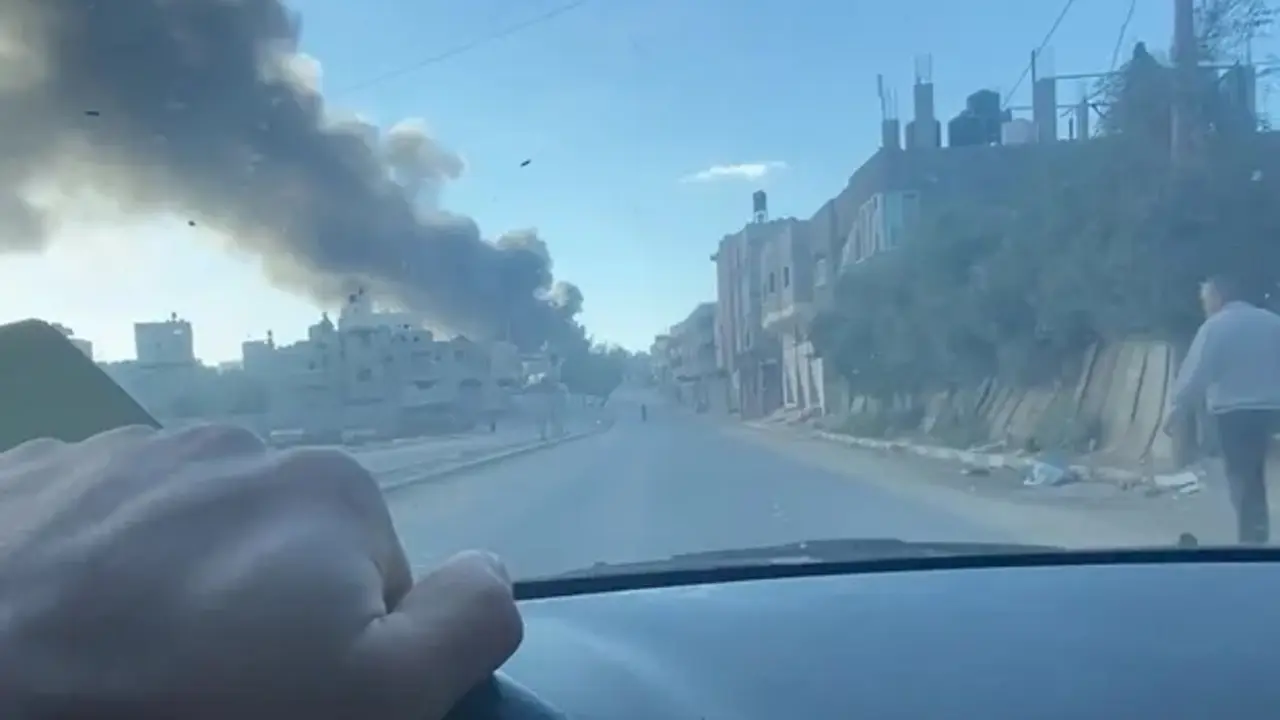 El 15 de mayo de 2021, Abu Halime, un residente, film&oacute; una espesa columna de humo negro que se elevaba desde el almac&eacute;n de Khudair. Fotograf&iacute;a: Al-Haq y Forensic Architecture