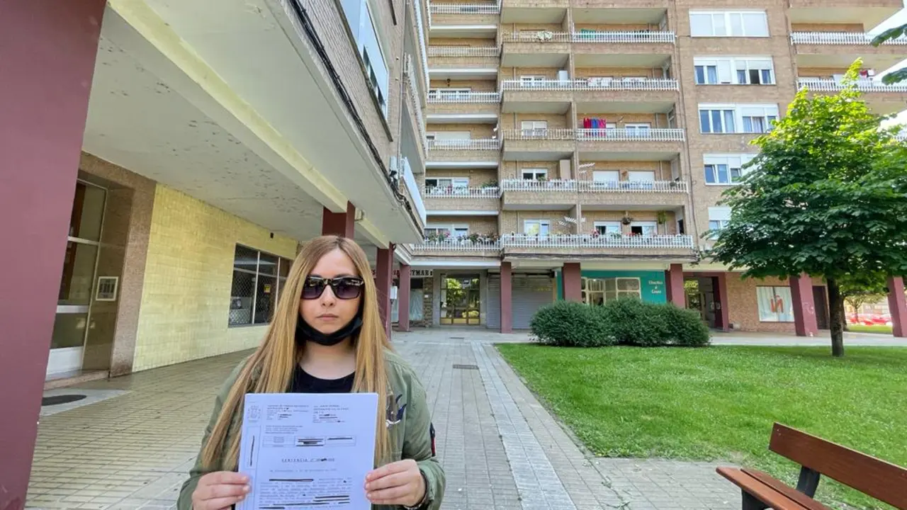 Elina, propietaria de un piso en la Nueva Ciudad okupado. / ALERTA