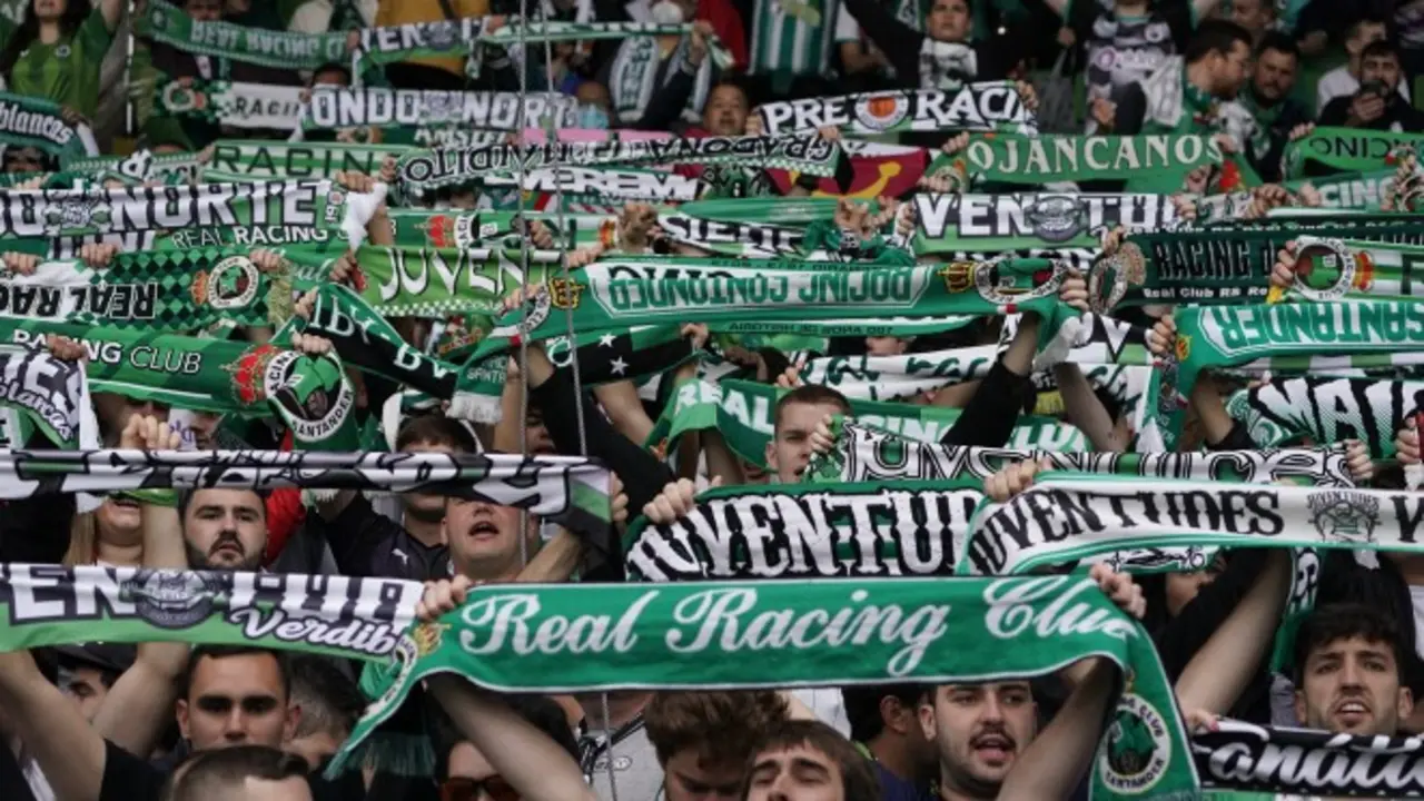 Aficionados del Racing, mostrando sus bufandas. / RRC