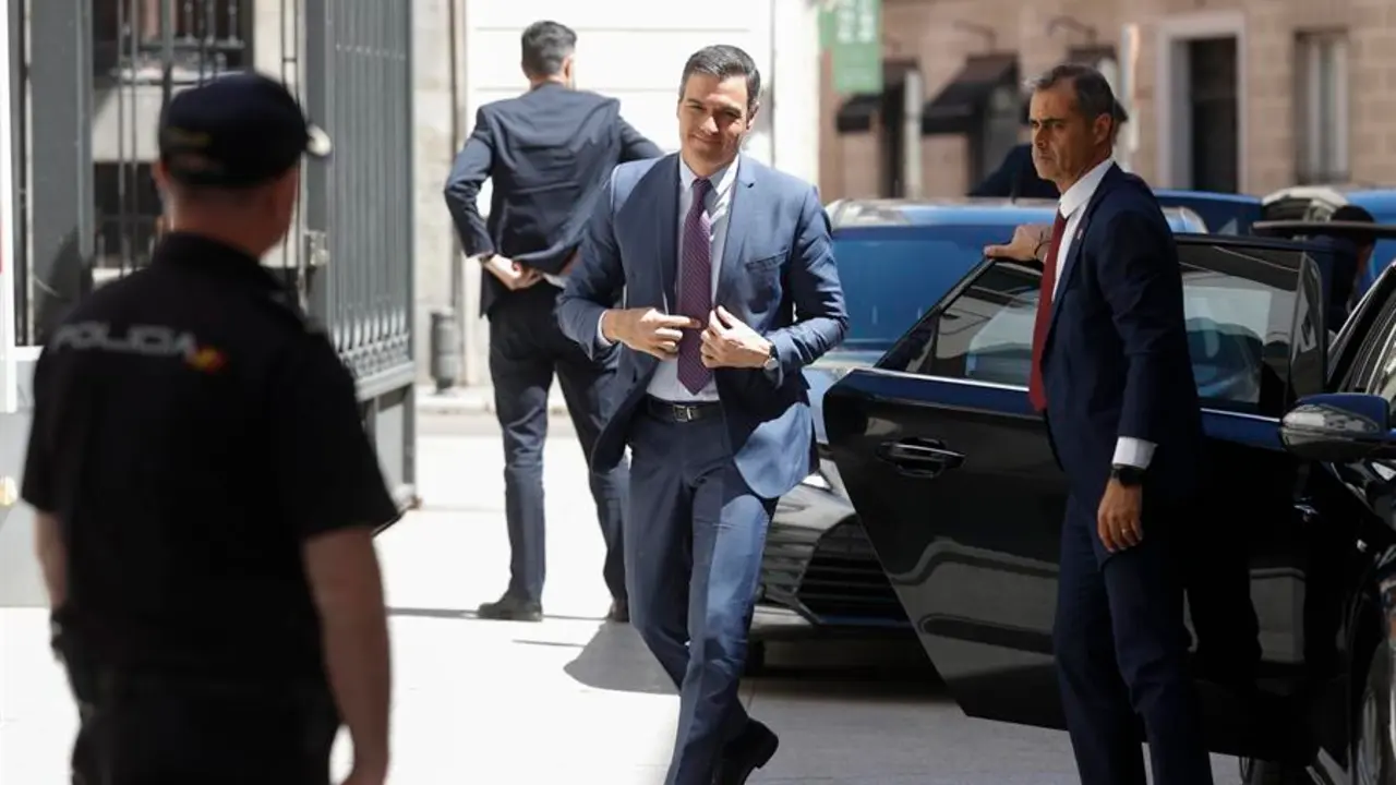 El presidente del Gobierno, Pedro S&aacute;nchez a su llegada al encuentro este mi&eacute;rcoles con diputados y senadores del PSOE para analizar la situaci&oacute;n pol&iacute;tica en la recta final del curso parlamentario. EFE/ Juan Carlos Hidalgo