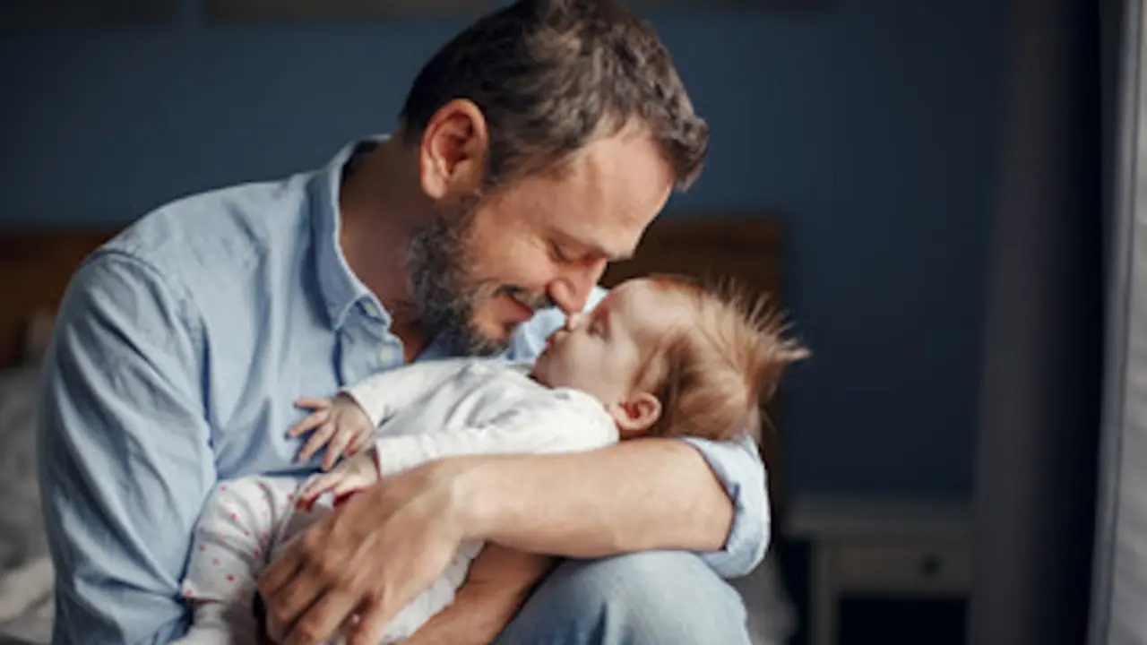 Un padre con su hija.