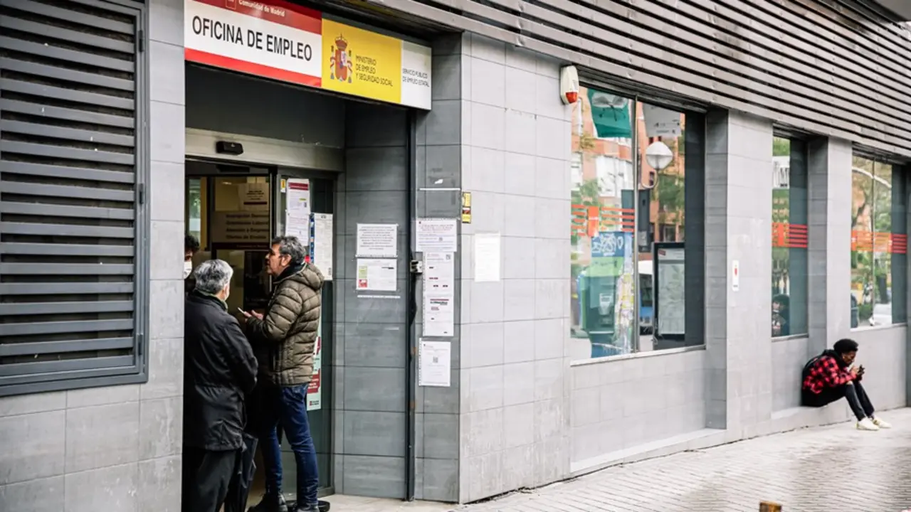 Varias personas en la entrada de  una oficina de empleo. / AEE