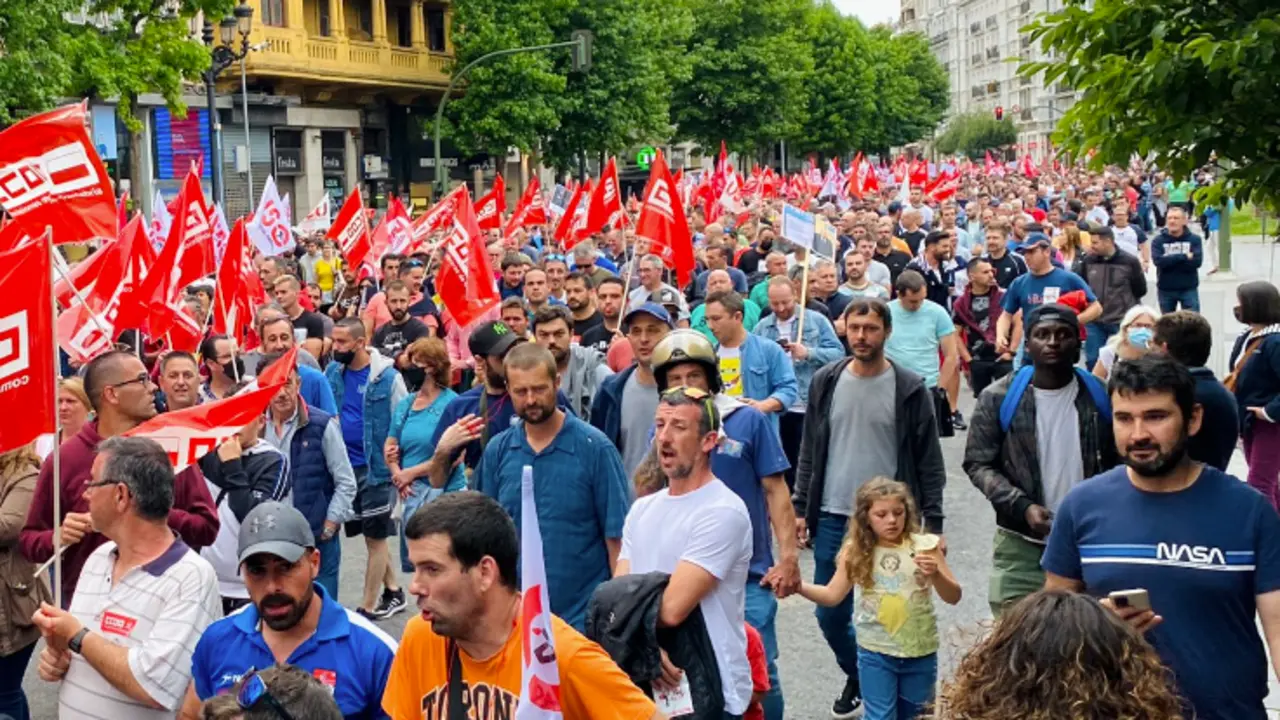 La manifestaci&oacute;n ha recorrido las calles de Santander. / ALERTA