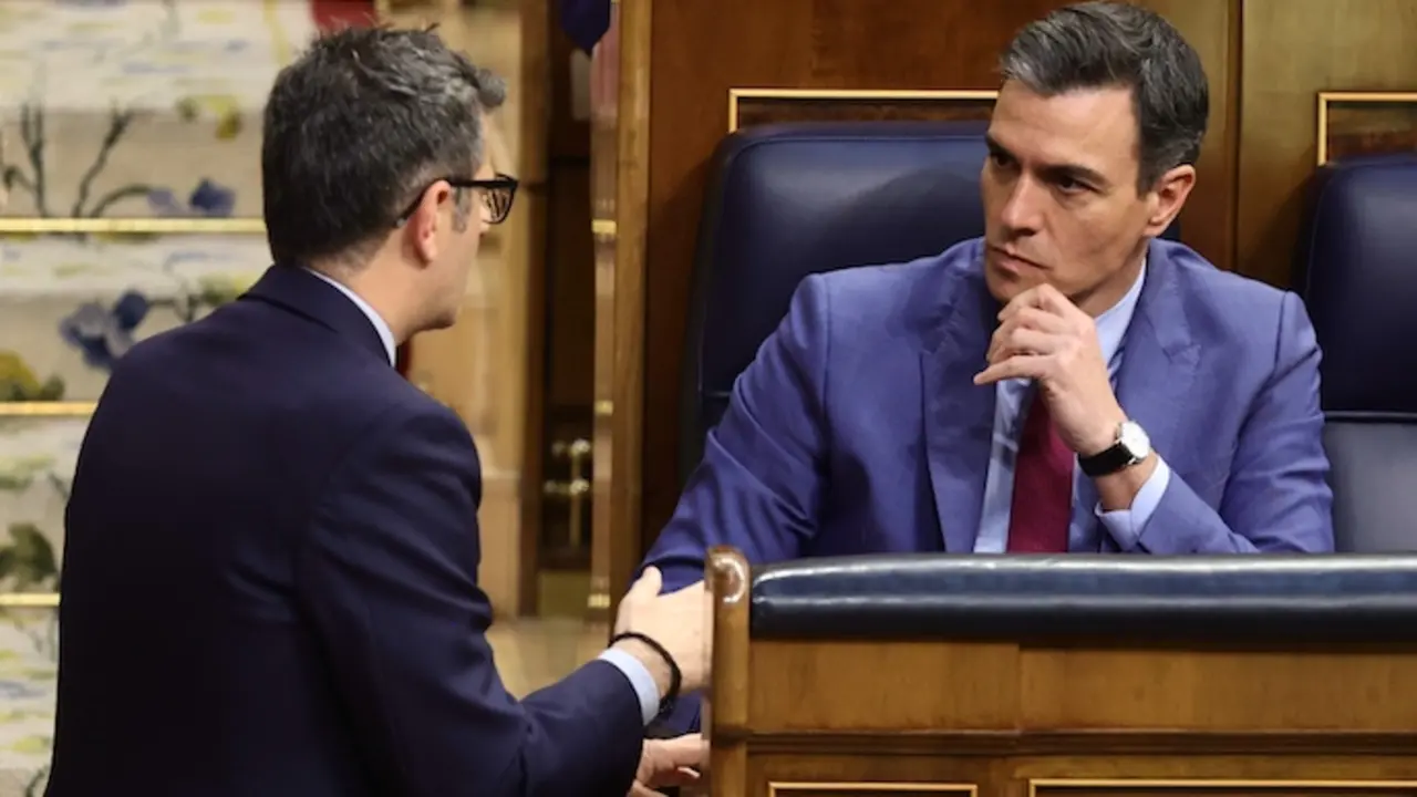 El ministro de la Presidencia, F&eacute;lix Bola&ntilde;os (i), y el presidente del Gobierno, Pedro S&aacute;nchez, conversan en una sesi&oacute;n plenaria, en el Congreso de los Diputados, a 28 de abril de 2022, en Madrid (Espa&ntilde;a). El pleno gira en torno a la tramitaci&oacute;n como proyecto de ley del decreto de medidas para paliar los efectos de la guerra de Ucrania. Ese decreto anticrisis incluye medidas como el descuento de 20 c&eacute;ntimos por litro de gasolina, la desvinculaci&oacute;n del IPC de la renovaci&oacute;n anual de los contratos del alquiler o bajada de los peajes a la industria electrointensiva. Otro de los puntos de la sesi&oacute;n es la votaci&oacute;n de los diez &uacute;nicos diputados, uno por grupo parlamentario y cuatro de estos pertenecientes a partidos independentistas, que estar&aacute;n autorizados para acceder a materias clasificadas como secretas, que recibir&aacute;n informaci&oacute;n sobre el uso de los fondos reservados y que podr&aacute;n controlar las actividades del CNI.
28 ABRIL 2022;PLENO;CONGRESO;ANTICRISIS;SECRETOS
Eduardo Parra / Europa Press
(Foto de ARCHIVO)
28/4/2022