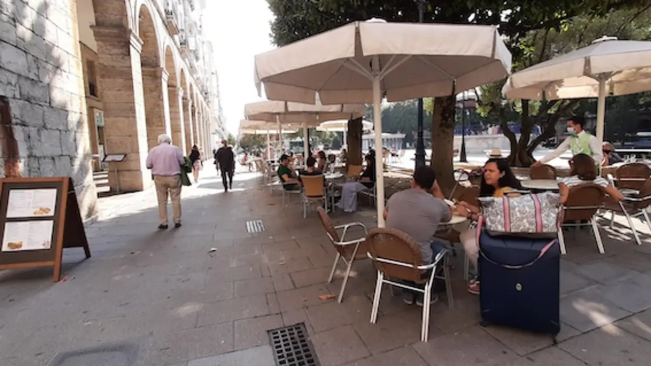 Varias personas en una terraza de la Plaza Pombo de Santander. / ALERTA