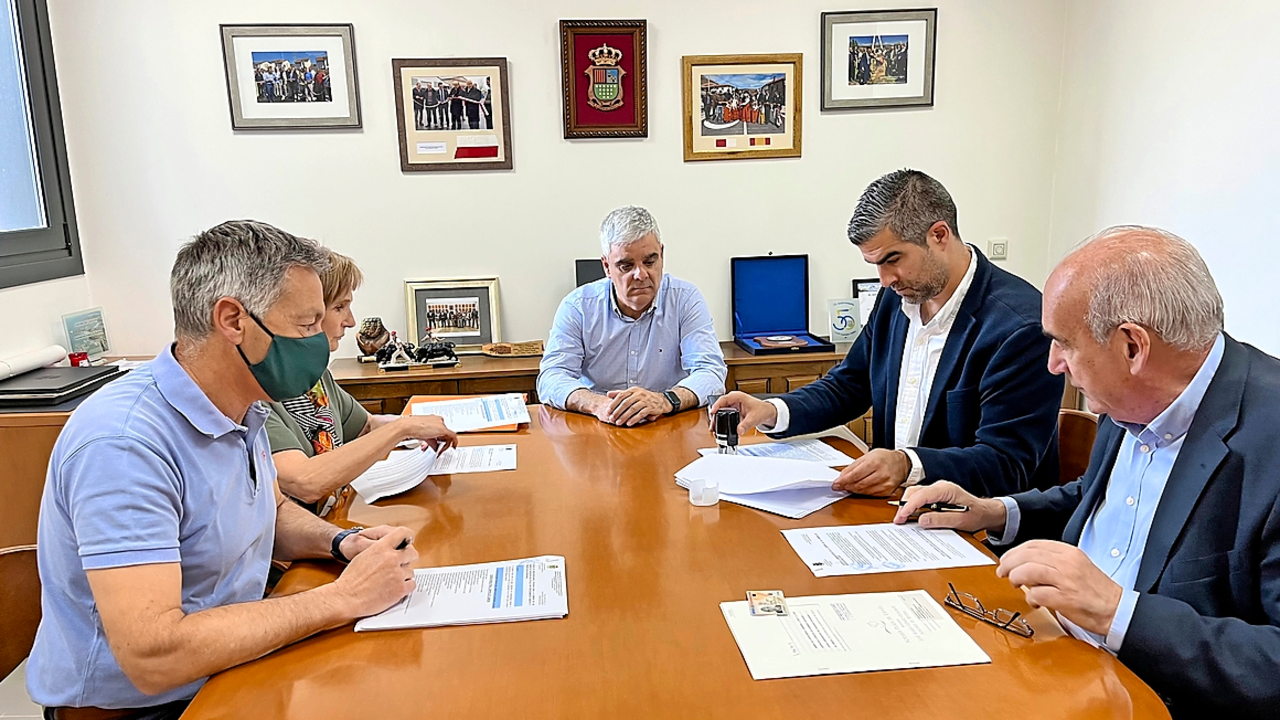 Firma del contrato entre el ayuntamiento y la empresa Ureta Motor S.A. / alerta
