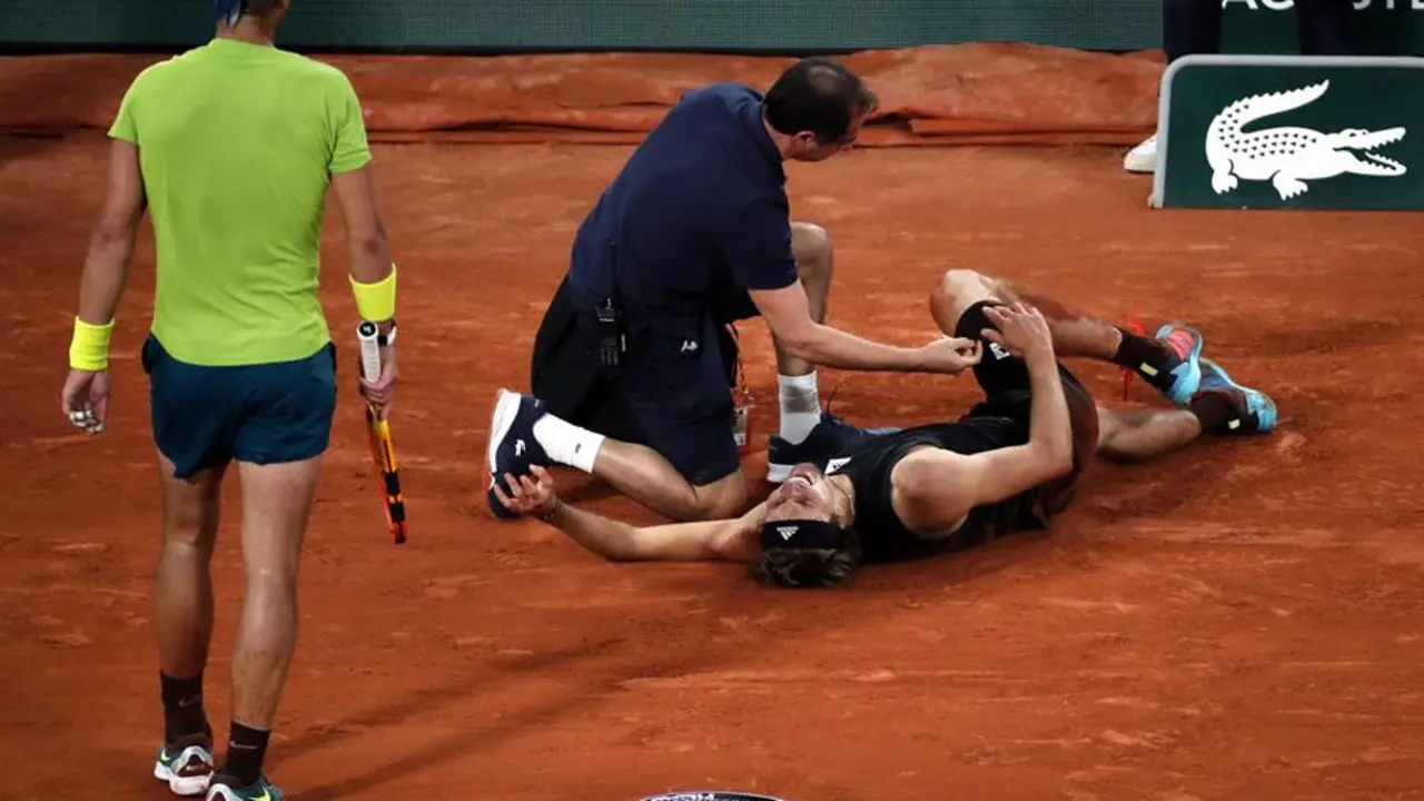 El alem&aacute;n Alexander Zverev se lesiona en la pista tras caer en el partido de semifinales masculino contra el espa&ntilde;ol Rafael Nadal durante el torneo de tenis del Abierto de Francia en Roland Garros en Par&iacute;s, Francia, el 03 de junio de 2022. (Tenis, Abierto, Francia, Alemania, Espa&ntilde;a) EFE/EPA/CHRISTOPHE PETIT TESSON