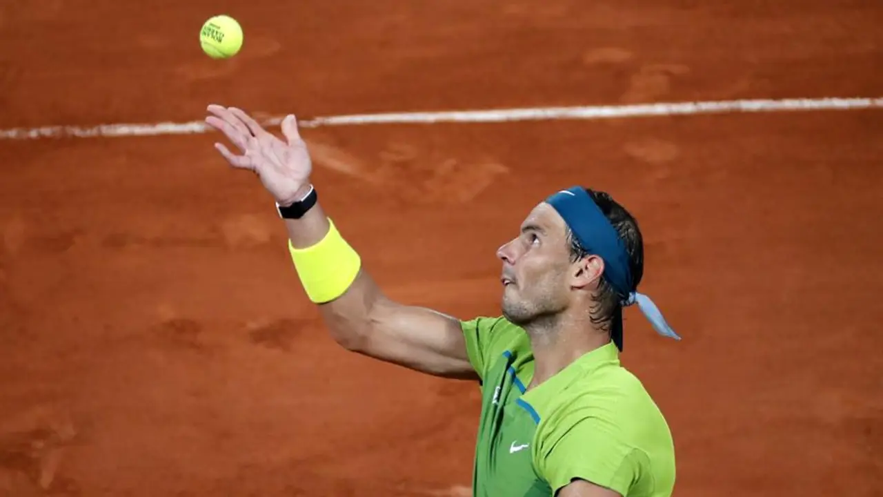 Rafael Nadal de Espa&ntilde;a sirve a Alexander Zverev de Alemania en su partido de semifinales masculino durante el torneo de tenis del Abierto de Francia en Roland Garros en Par&iacute;s, Francia, 03 de junio de 2022. (Tenis, Abierto, Francia, Alemania, Espa&ntilde;a) EFE/EPA/CHRISTOPHE PETIT TESSON