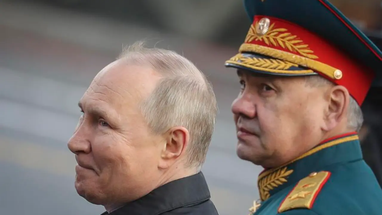 El presiedente ruso, Vladimir Putin (i) y el ministro de Defensa Sergei Shoigu (d) en el desfile conmemorativo del D&iacute;a de la Victoria, celebrado el pasado 9 de mayo en Mosc&uacute;. EFE/EPA/MAXIM SHIPENKOV