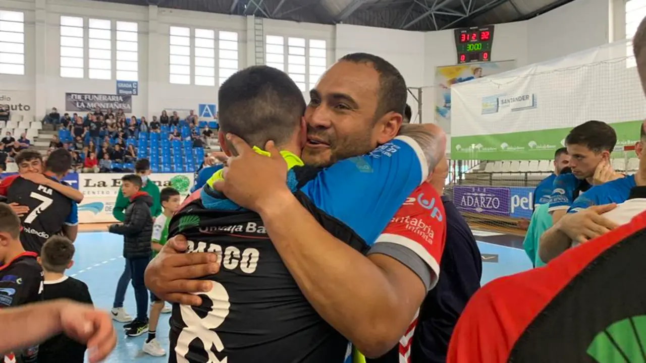 El Sinf&iacute;n asegur&oacute; hoy s&aacute;bado su permanencia en la Liga Sacyr Asobal a pesar de caer ante el EON Horneo Alicante (31-32), en un partido en el que los locales sufrieron m&aacute;s de la cuenta, ya que el equipo visitante lleg&oacute; a ponerse seis goles por encima, de los siete que ten&iacute;a que remontar. EFE/ Pablo G.Hermida