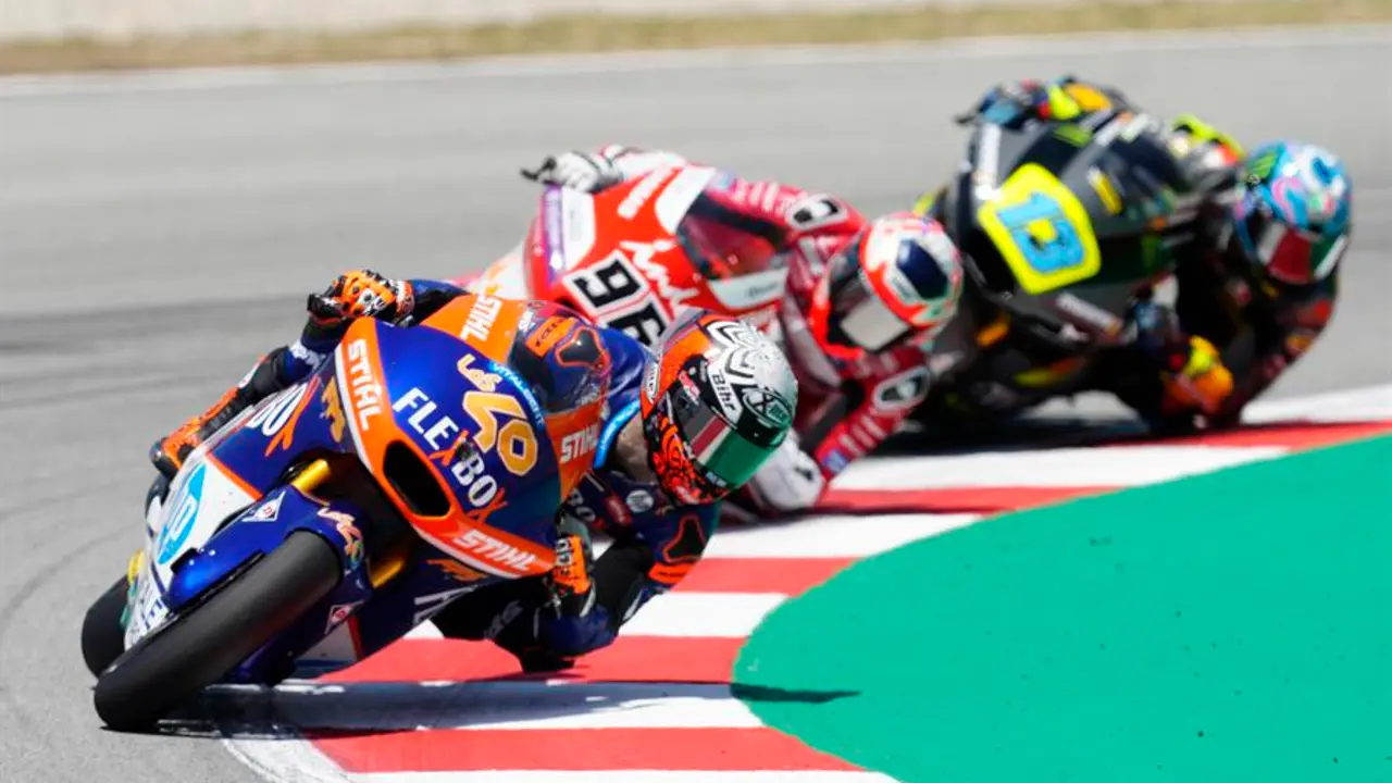 El piloto espa&ntilde;ol del Fexbox HP40 Aron Canet seguido por el birt&aacute;nico del Inde GASGAS Aspar Team Jake Dixon (c) y el italiano del Mooney VR46 Racing Team Celestino Vietti (d) durante el Gran Premio de Catalunya de motociclismo de Moto2 disputado este domingo en el Circuito de Catalunya. EFE/Enric Fontcuberta