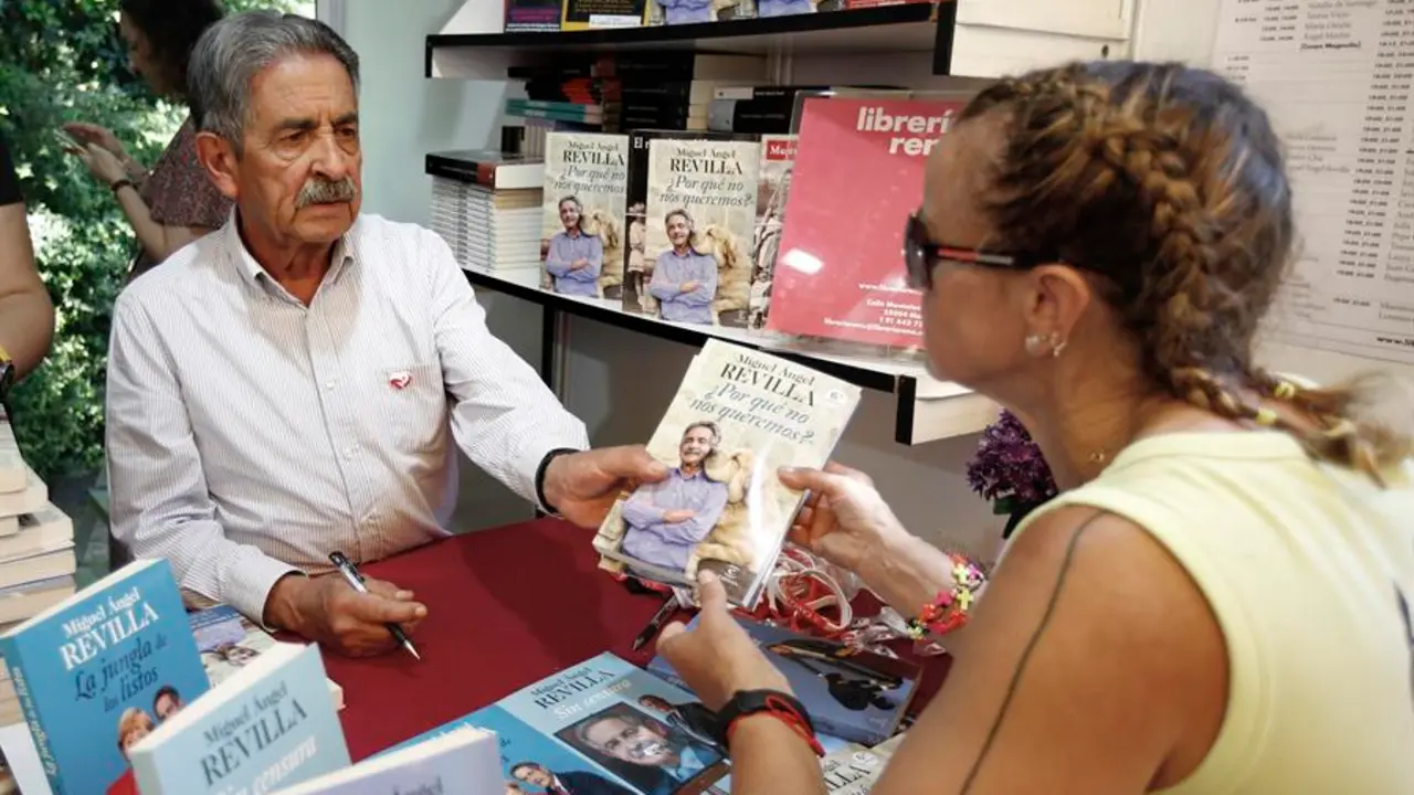 El presidente de Cantabria, Miguel Angel Revilla, ha firmado libros en la Feria del Libro de Madrid que afronta su ecuador este domingo. EFE/Javier L&oacute;pez