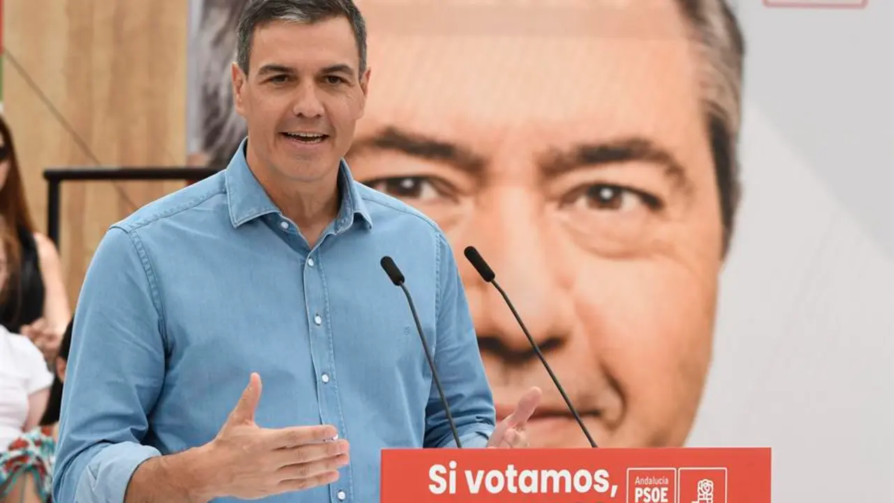 El secretario general del PSOE y presidente del Gobierno, Pedro S&aacute;nchez, durante su intervenci&oacute;n este domingo en un acto p&uacute;blico dentro de la campa&ntilde;a electoral en Cuevas de Almanzora (Almer&iacute;a), junto al secretario general del PSOE de Andaluc&iacute;a y candidato a la presidencia de la Junta, Juan Espadas. EFE / Carlos Barba