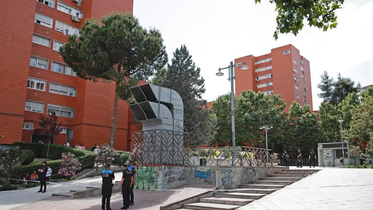 Negociadores de la Polic&iacute;a Nacional siguen intentando convencer al hombre que se ha atrincherado con su hija menor de edad en Coslada (Madrid) de que deponga su actitud y deje salir a la ni&ntilde;a. EFE/ Javier L&oacute;pez
