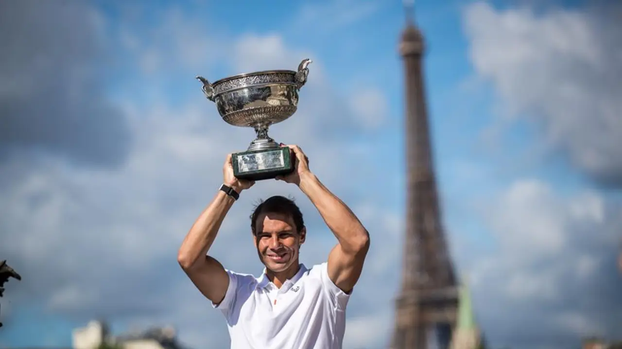 El espa&ntilde;ol Rafael Nadal posa con su trofeo junto a la Torre Eiffel tras ganar el partido final masculino del torneo de tenis Roalnd Garros French Open en Par&iacute;s, Francia, el 6 de junio de 2022. Nadal gan&oacute; su decimocuarto torneo de Roland Garros el 05 de junio de 2022. (Tenis, Abierto, Francia, Espa&ntilde;a) EFE/EPA/CHRISTOPHE PETIT TESSON