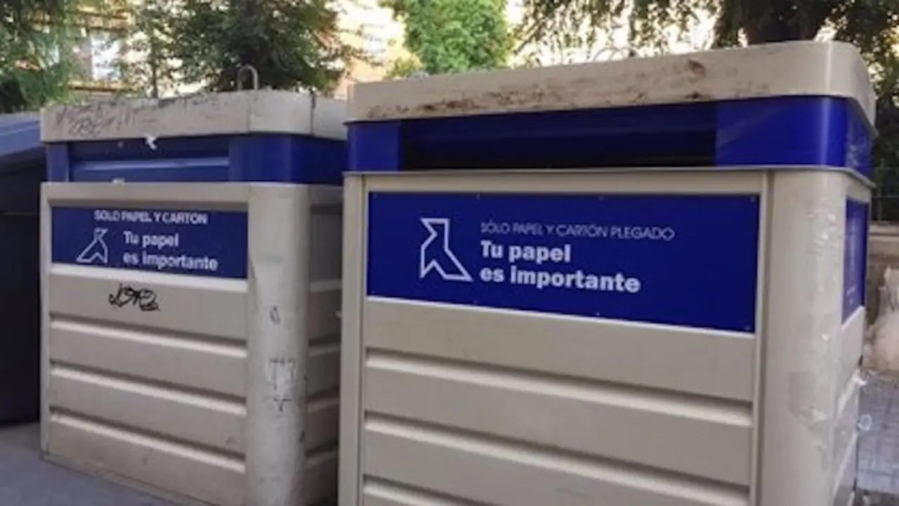 Imagen de archivo de un contenedor de papel. EFE/JARO MU&Ntilde;OZ