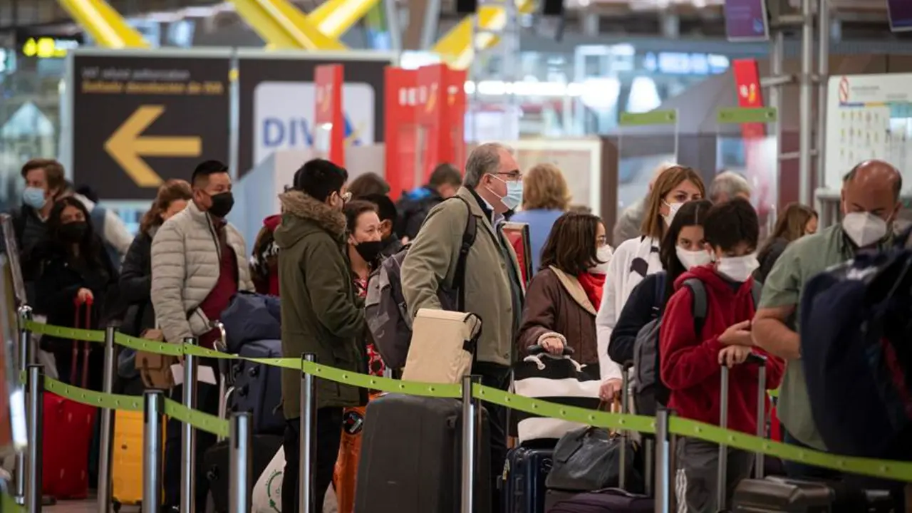 Colas en la terminal 4 del aeropuerto de Adolfo Su&aacute;rez- Madrid Barajas, con motivo de la operaci&oacute;n salida de Semana Santa. EFE/ Fernando Villar
