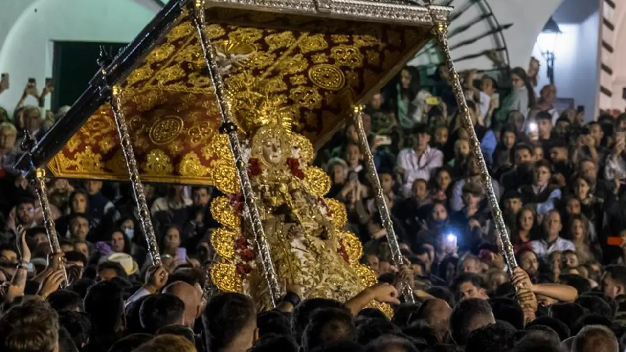 La Virgen del Roc&iacute;o procesiona por las calles de la aldea almonte&ntilde;a de El Roc&iacute;o, tras saltar la reja los almonte&ntilde;os a las 3:13 horas de hoy lunes. EFE/Juli&aacute;n P&eacute;rez