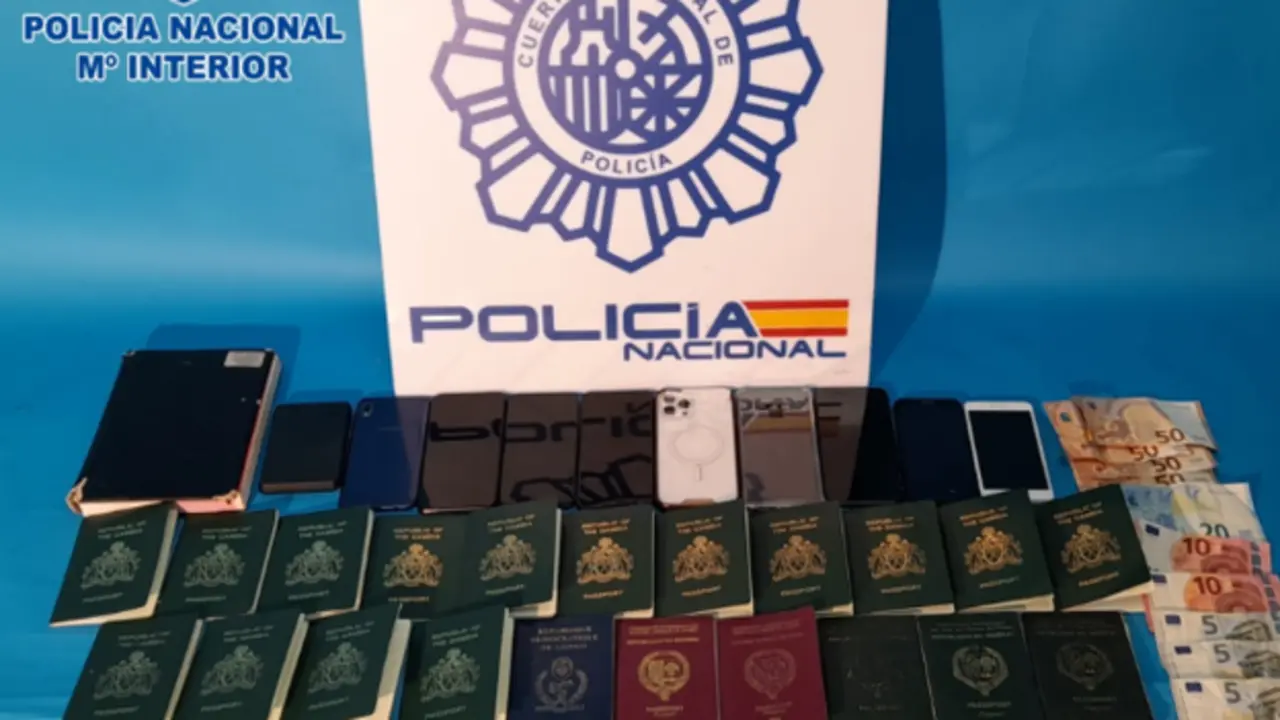 Documentos, tarjetas y dinero incautados en la operaci&oacute;n. / POLIC&Iacute;A NACIONAL