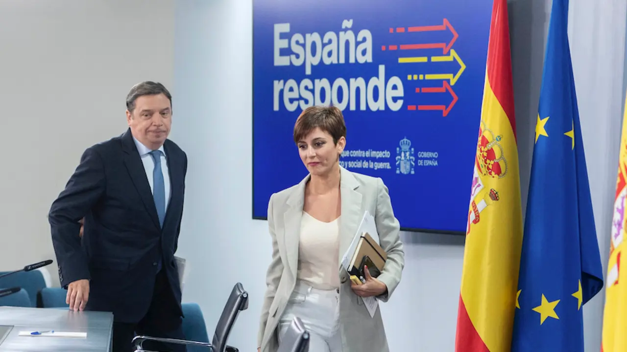 El ministro de Agricultura, Pesca y Alimentaci&oacute;n, Luis Planas, y la ministra Portavoz, Isabel Rodr&iacute;guez, a su llegada a una comparecencia tras la reuni&oacute;n del Consejo de Ministros, en La Moncloa, a 7 de junio de 2022, en Madrid (Espa&ntilde;a). Durante la comparecencia han informado de la aprobaci&oacute;n del proyecto de Ley de Prevenci&oacute;n de las P&eacute;rdidas y el Desp