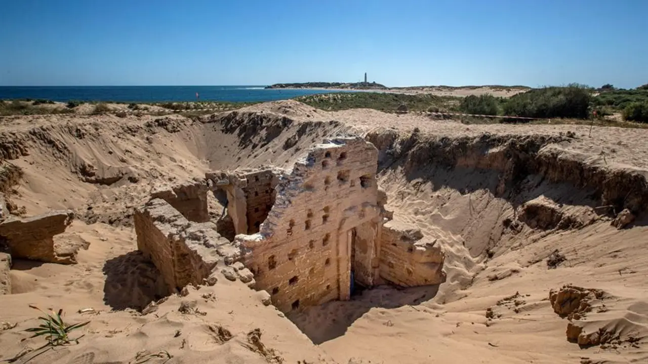 Imagen de archivo de las termas romanas en el Cabo de Trafalgar, uno de los espacios m&aacute;s emblem&aacute;ticos y visitados de la costa gaditana en Barbate (C&aacute;diz). EFE/Rom&aacute;n R&iacute;os.