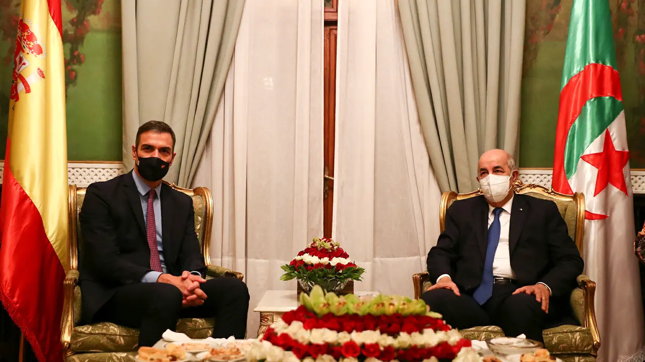 ARGEL (ARGELIA), 08/10/2020.- El presidente del Gobierno, Pedro S&aacute;nchez (i), posa junto al primer ministro argelino, Abdelaziz Djerad, (d), durante su visita a Argelia, este jueves S&aacute;nchez prometi&oacute; hoy en Argelia que ambos pa&iacute;ses trabajar&aacute;n juntos y reforzar&aacute;n la cooperaci&oacute;n en la lucha contra las mafias que trafican con seres humanos y negocian con la inmigraci&oacute;n irregular tanto en el norte de &Aacute;frica como en la inestable regi&oacute;n del Sahel, que los dos Ejecutivos consideran estrat&eacute;gica. POOL