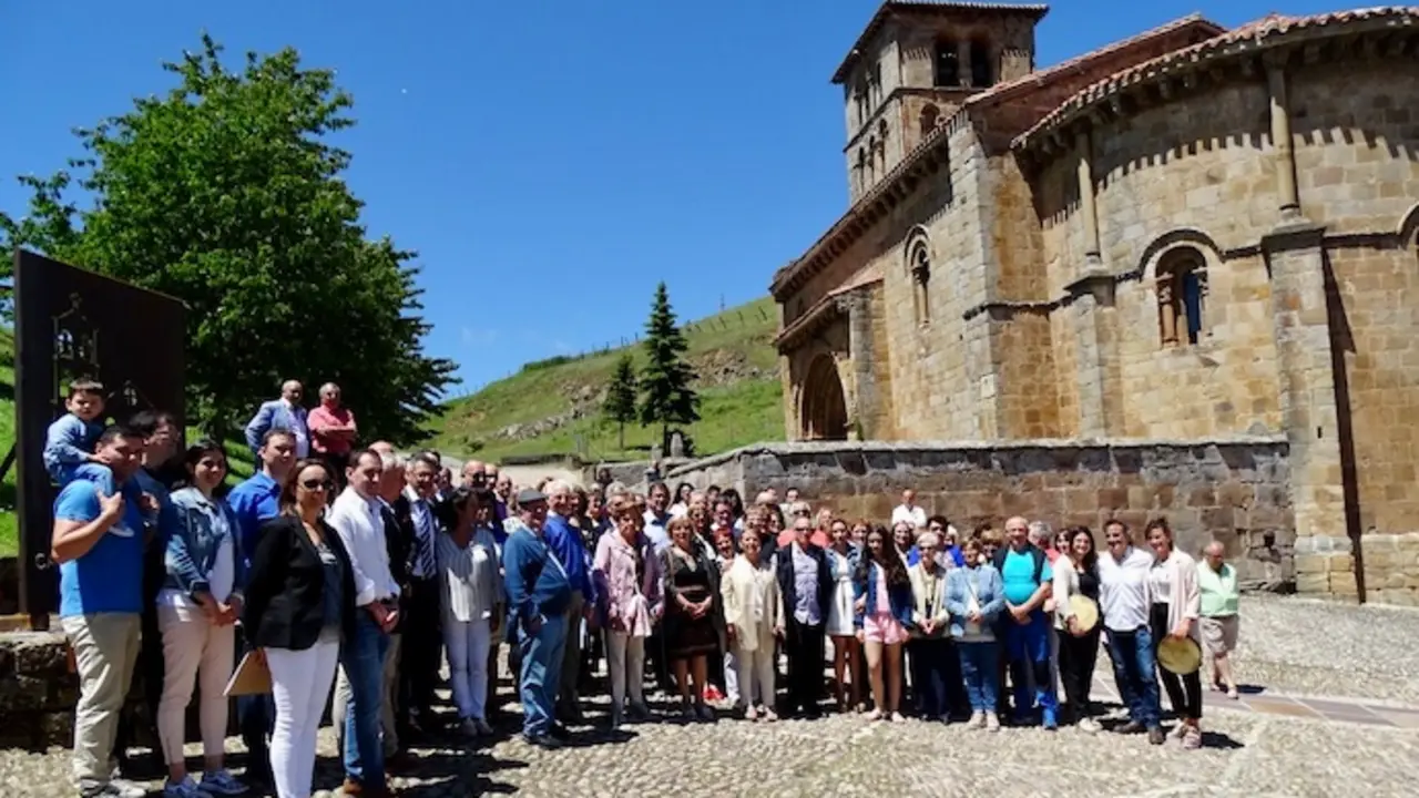 Los vecinos de Campoo en el monasterio de San Pedro de Cervatos. / ALERTA