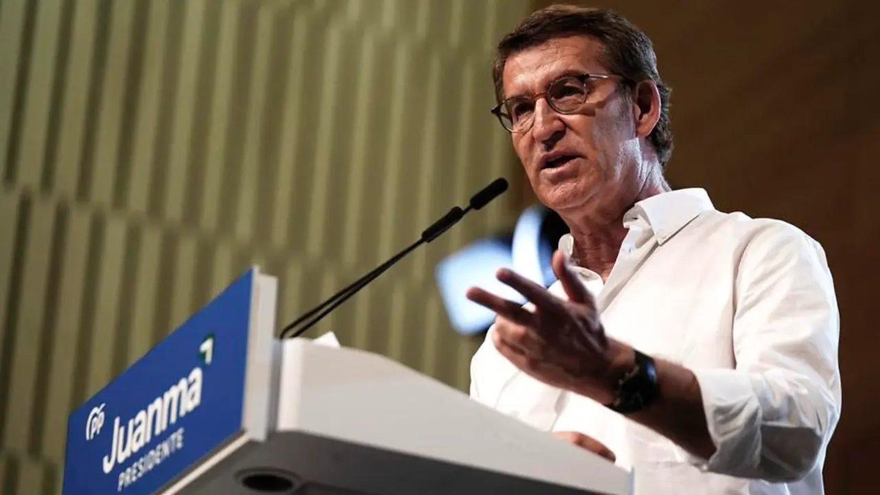El presidente del PP, Alberto N&uacute;&ntilde;ez Feij&oacute;o (c), clausura un mitin junto al candidato n&uacute;mero uno por C&oacute;rdoba, Jes&uacute;s Aguirre, este s&aacute;bado en el Palacio de Congresos en C&oacute;rdoba. EFE/ Rafa Alcaide