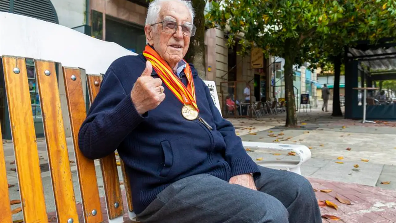 Jaime Asensio Ballesteros (Torrelavega, 1922) puede ser, a sus 100 a&ntilde;os, uno de los atletas aficionados m&aacute;s longevos y laureados, con m&aacute;s de 150 medallas en campeonatos de Europa y Espa&ntilde;a en diferentes modalidades de deporte para veteranos, adem&aacute;s de incontables r&eacute;cords. EFE/Javier G. Paradelo