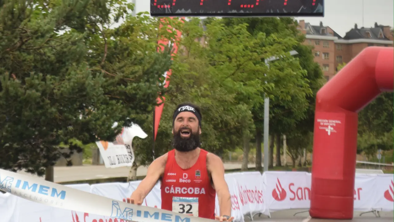 El atleta malague&ntilde;o Antonio Aguilar ha sido el ganador de los 100 kil&oacute;metros, ayer en el Parque de Las Llamas. / CASTILLO