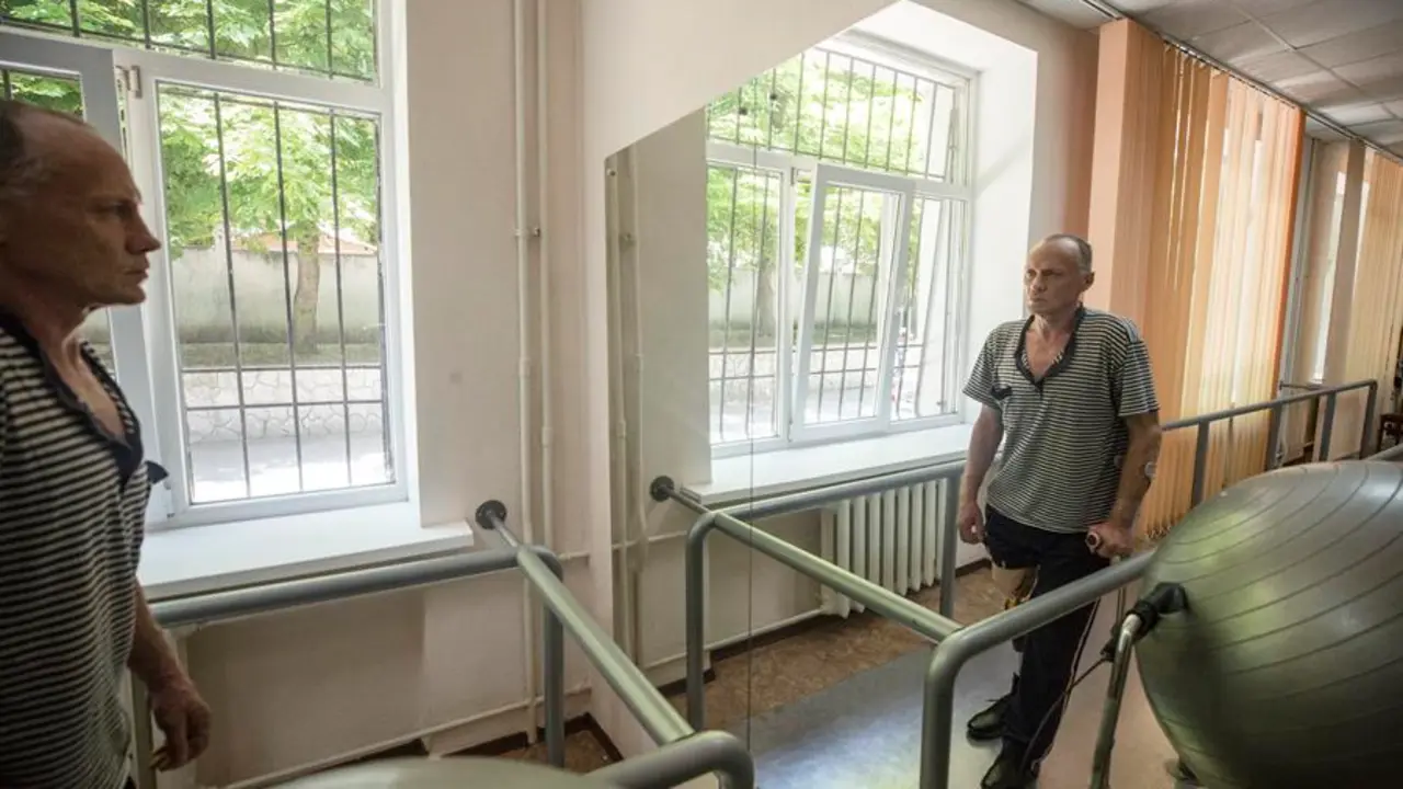 Ivan realiza terapia para adaptarse a su pr&oacute;tesis el 8 de junio de 2022 en el centro de rehabilitaci&oacute;n de mutilados en Dnipro, una ciudad al sureste de Ucrania a donde llegan muchos de los heridos en el frente.  EFE/Esteban Biba