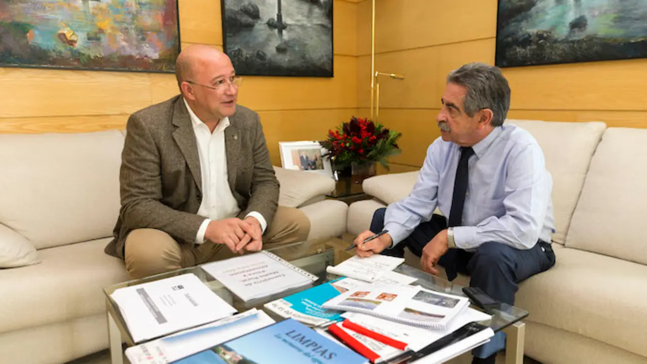 El Presidente de Cantabria Miguel &Aacute;ngel Revilla junto al concejal de Ramales, Jos&eacute; Ram&oacute;n Obreg&oacute;n.