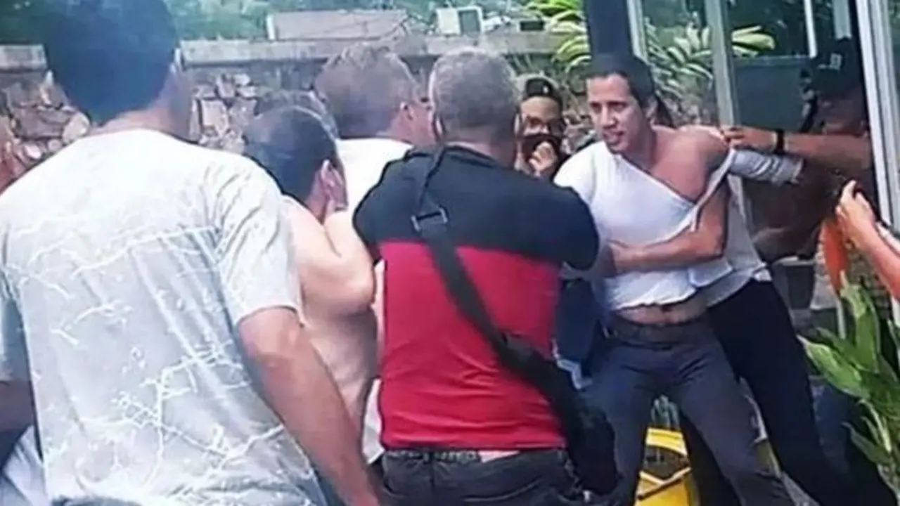 Radicales chavistas agreden a Guaid&oacute;EL MUNDO