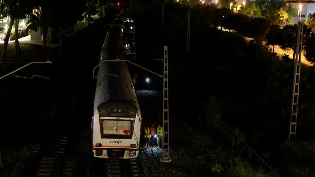 Una treintena de personas han resultado heridas, dos de ellas graves, al chocar en la noche del domingo en Vila-seca (Tarragona) un tren regional y una locomotora de mercanc&iacute;as que, seg&uacute;n fuentes de Adif, se ha saltado un sem&aacute;foro en rojo. EFE/Quique Garc&iacute;a