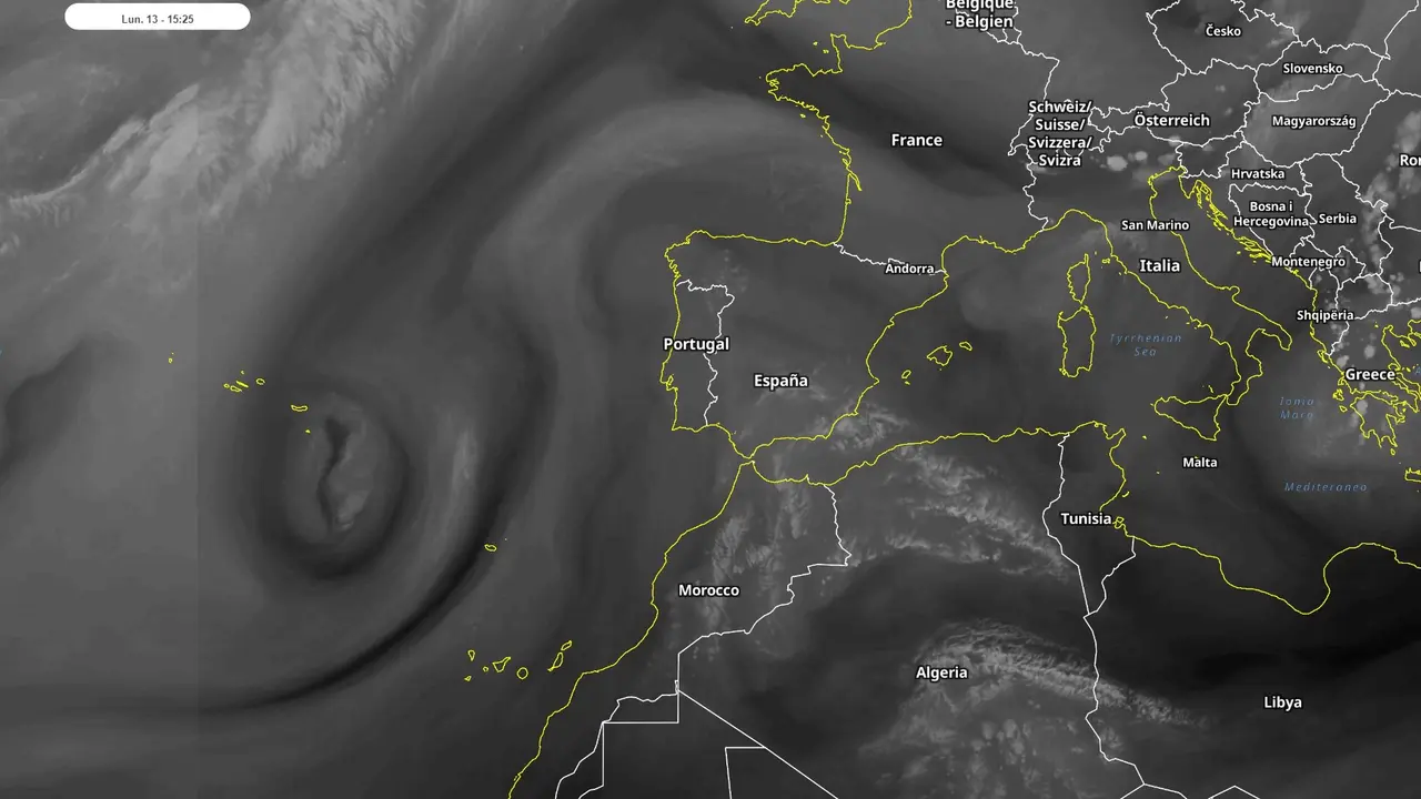 Esa espiral al este de las Azores es la DANA que est&aacute; bombeando calor hacia la Pen&iacute;nsula. Imagen del sat&eacute;lite Meteosat a trav&eacute;s del canal de vapor de agua.
