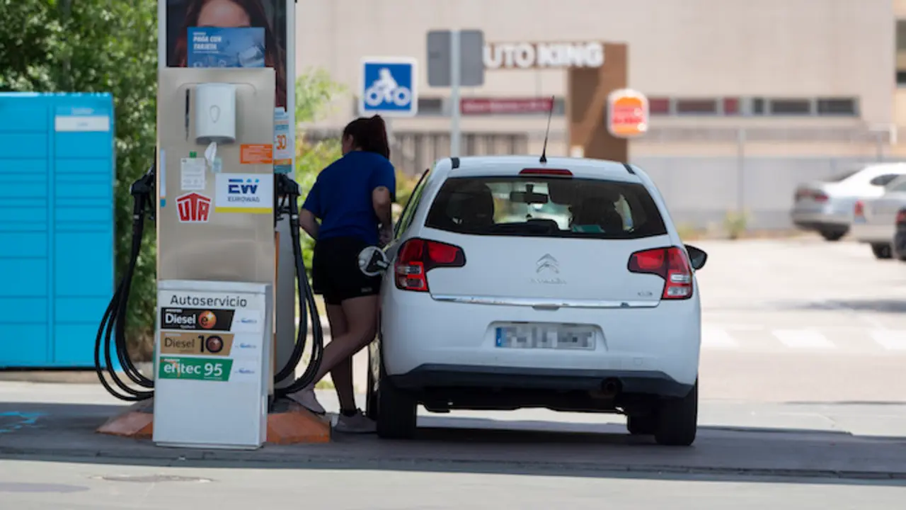Una mujer reposta en una gasolinera, a 13 de mayo de 2022, en Madrid (Espa&ntilde;a). El precio medio de los carburantes en Espa&ntilde;a ha remontado esta semana m&aacute;s de un 2% y ha escalado a nuevos m&aacute;ximos hist&oacute;ricos, aunque se mantiene contenido al aplicar el descuento obligatorio de 20 c&eacute;ntimos por litro aprobado por el Gobierno que se efect&uacute;a en las gasolineras al pagar.
13 MAYO 2022;CARBURANTES;R&Eacute;CORDS;PUENTE;SAN ISIDRO;GASOLINERAS;GASOLINA;DIESEL
Alberto Ortega / Europa Press
(Foto de ARCHIVO)
13/5/2022