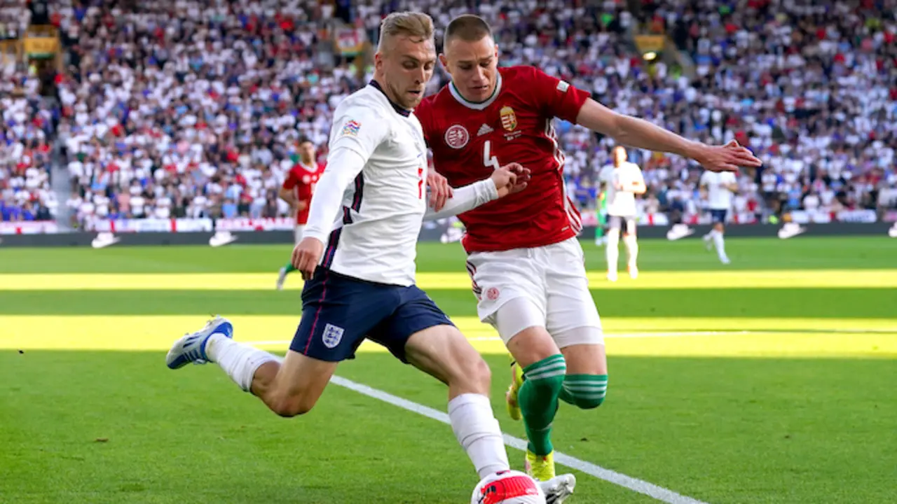 El ingl&eacute;s Jarrod Bowen (L) y el h&uacute;ngaro Attila Szalai luchan por el bal&oacute;n durante el partido de f&uacute;tbol del grupo C de la UEFA Nations League entre Inglaterra y Hungr&iacute;a en el estadio Molineux. Foto: Nick Potts/PA Wire/dpa