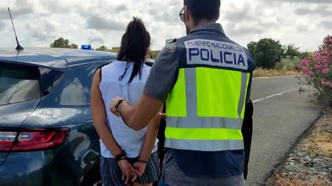 La policia nacional durante una detenci&oacute;n.
