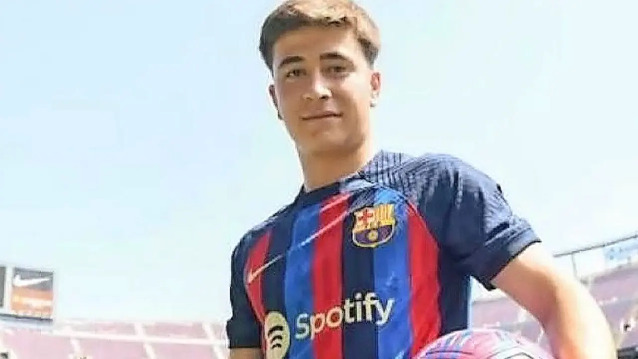 Tras la firma, Pablo Torre pos&oacute; para el fot&oacute;grafo del club.
