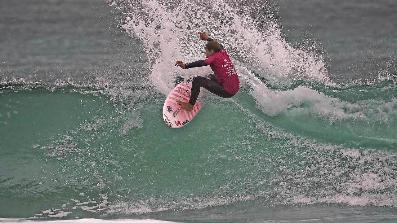 Un surfista sobre una ola durante la competici&oacute;n. / Alerta