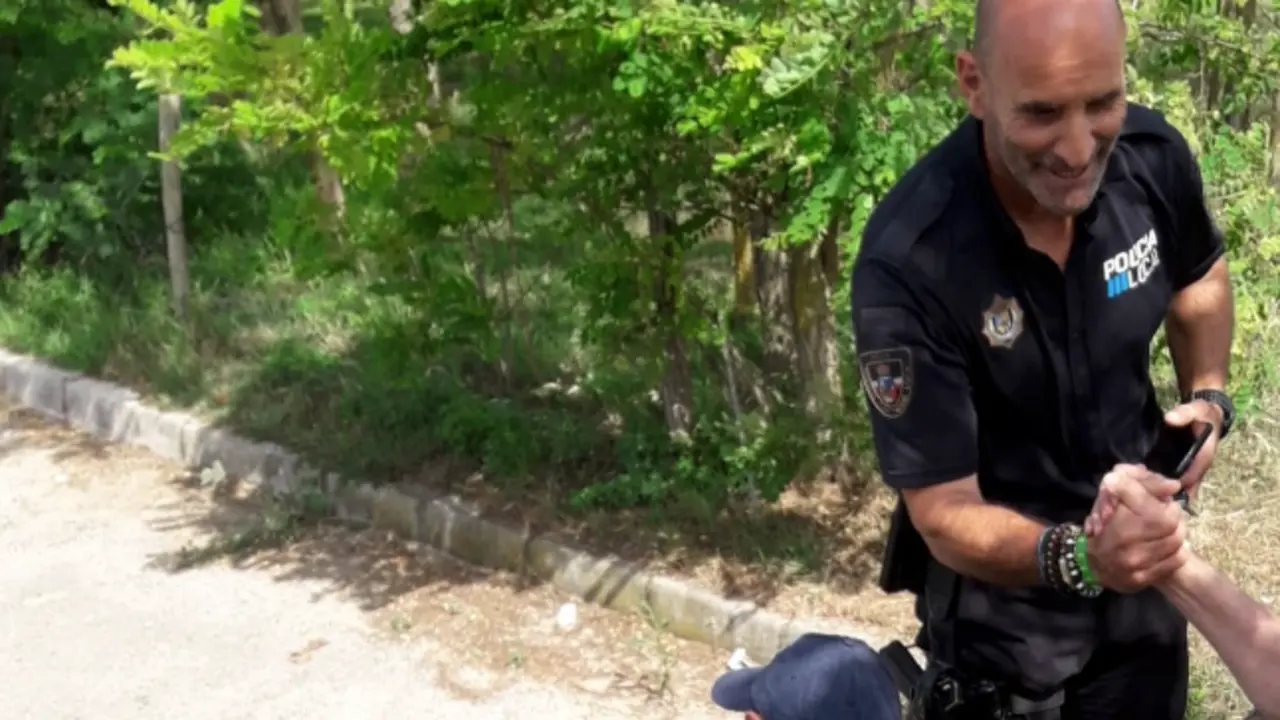 El agente junto al turista que acaba de salvar la vida.