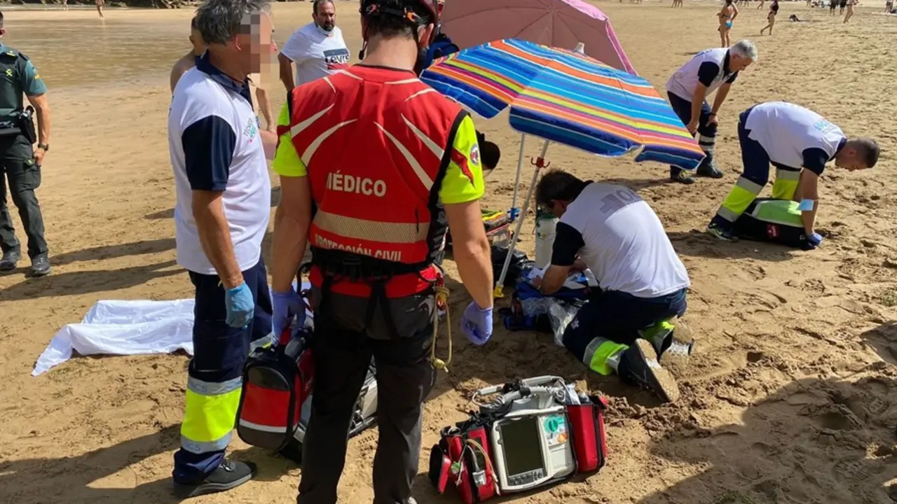Efectivos de emergencia intentar salvar la vida a un hombre de Bilbao, que falleci&oacute; ahogado en la playa de Liendo